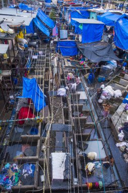 Mumbai, Hindistan - 26 Ağustos 2019 'da Hindistan' da Mumbai 'de Dhobi Ghat, Mumbai' de günde 7.000 'den fazla insanın çalıştığı bir açık hava çamaşırhanesidir.. 