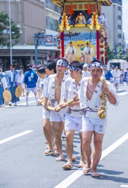 Kyoto - 17 Temmuz: 17 Temmuz 2019 'da Japonya' nın Kyoto kentinde Gion Matsuri 'ye katılanlar. Gion Mastsuri, Japonya 'nın Kyoto kentinde düzenlenen üç büyük yıllık festivalden biridir.