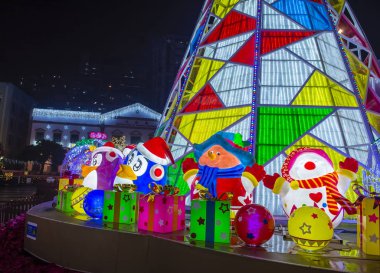 Macau - 29 Aralık 2019 'daki yıllık Macau Light festivali sırasında Macau' da ışık kurulumu.