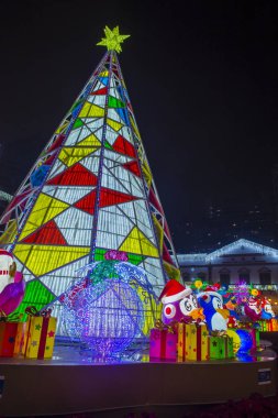 Macau - 29 Aralık 2019 'daki yıllık Macau Light festivali sırasında Macau' da ışık kurulumu.