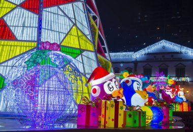 Macau - 29 Aralık 2019 'daki yıllık Macau Light festivali sırasında Macau' da ışık kurulumu.