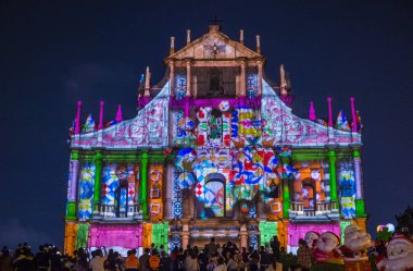 Macau - 29 Aralık: 29 Aralık 2019 'daki yıllık Macau Light festivali sırasında Macau' daki St Pauls Harabeleri cephesinde projeksiyon gösterisi.