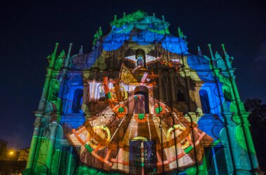 Macau - 29 Aralık: 29 Aralık 2019 'daki yıllık Macau Light festivali sırasında Macau' daki St Pauls Harabeleri cephesinde projeksiyon gösterisi.