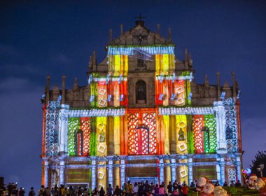 Macau - 29 Aralık: 29 Aralık 2019 'daki yıllık Macau Light festivali sırasında Macau' daki St Pauls Harabeleri cephesinde projeksiyon gösterisi.