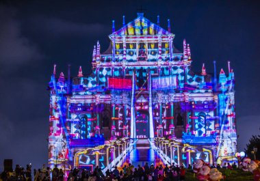 Macau - 29 Aralık: 29 Aralık 2019 'daki yıllık Macau Light festivali sırasında Macau' daki St Pauls Harabeleri cephesinde projeksiyon gösterisi.