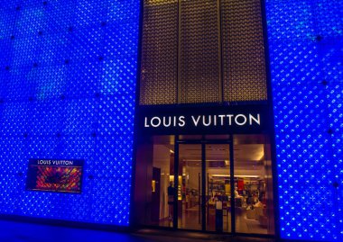 Macau - 30 Aralık: 30 Aralık 2019 'da Macau' da bir Louis Vuitton mağazasının dışı. Louis Vuitton şirketi dünya çapında 460 'tan fazla mağazası olan 50 ülkede faaliyet gösteriyor.