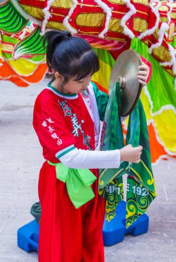 Macau - Jan 01: Dansçılar 1 Ocak 2020 'de Macau' da düzenlenen Macau Uluslararası Ejderha ve Aslan Dans Günü etkinliğinde bir gösteri bekliyorlar