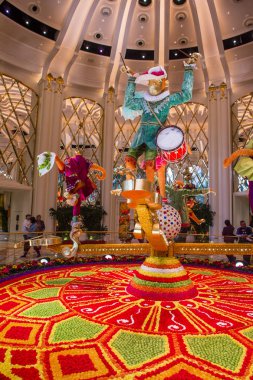 Macau - Ocak 01: Macau 'daki Wynn Palace Oteli' ndeki Çiçek kreasyonları. Özel tasarım Preston Bailey tarafından tasarlanan büyük ölçekli çiçek heykelleri..