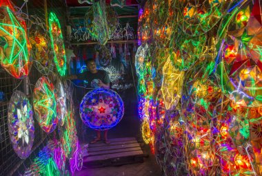 Manila, Filipinler - 14 Aralık 2019 'da Las Pinas, Filipinler' deki bir Noel pazarında renkli fenerler