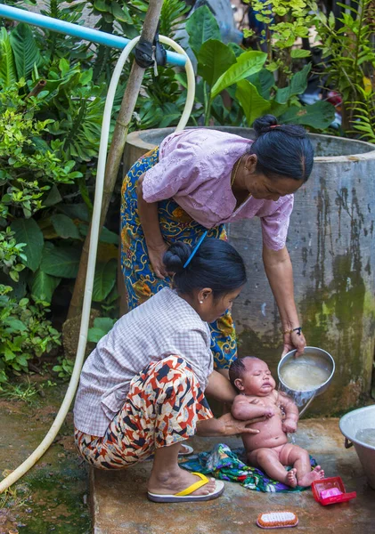 Inle Lake Myanmar Sep Moeder Met Kind Een Dorp Nabij — Stockfoto