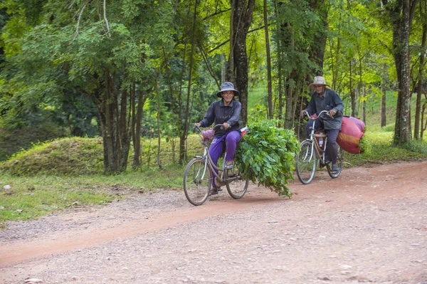 Siem Reap Cambodia Ptu Agricultores Cambojanos Viajam Bicicleta Uma Aldeia — Fotografia de Stock