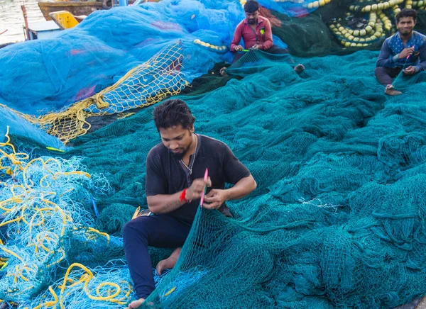Mumbai Inde Août Des Pêcheurs Indiens Travaillant Sassoon Docks Mumbai — Photo