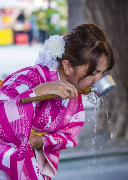 Tokio Mayo Mujer Japonesa Bebiendo Agua Chozuya Santuario Tokio Japón — Foto de Stock