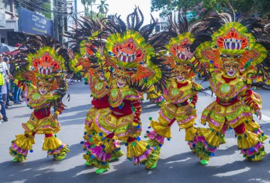 Bacolod, Filipinler - 27 Ekim 2019 'da Bacolod Filipinler' de düzenlenen Masskara Festivali katılımcıları. Masskara, her dört Ekim Pazar günü düzenlenen yıllık bir festivaldir.