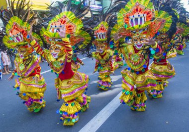 Bacolod, Filipinler - 27 Ekim 2019 'da Bacolod Filipinler' de düzenlenen Masskara Festivali katılımcıları. Masskara, her dört Ekim Pazar günü düzenlenen yıllık bir festivaldir.