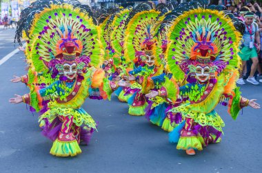 Bacolod, Filipinler - 27 Ekim 2019 'da Bacolod Filipinler' de düzenlenen Masskara Festivali katılımcıları. Masskara, her dört Ekim Pazar günü düzenlenen yıllık bir festivaldir.