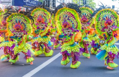 Bacolod, Filipinler - 27 Ekim 2019 'da Bacolod Filipinler' de düzenlenen Masskara Festivali katılımcıları. Masskara, her dört Ekim Pazar günü düzenlenen yıllık bir festivaldir.