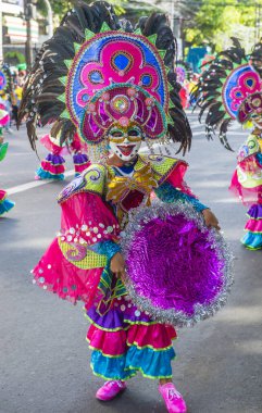 Bacolod, Filipinler - 27 Ekim 2019 'da Bacolod Filipinler' de düzenlenen Masskara Festivali katılımcıları. Masskara, her dört Ekim Pazar günü düzenlenen yıllık bir festivaldir.