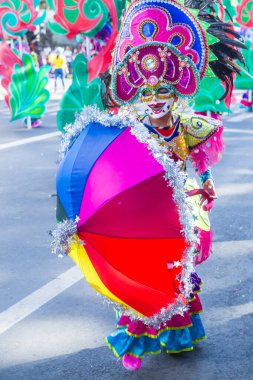 Bacolod, Filipinler - 27 Ekim 2019 'da Bacolod Filipinler' de düzenlenen Masskara Festivali katılımcıları. Masskara, her dört Ekim Pazar günü düzenlenen yıllık bir festivaldir.