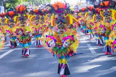 Bacolod, Filipinler - 27 Ekim 2019 'da Bacolod Filipinler' de düzenlenen Masskara Festivali katılımcıları. Masskara, her dört Ekim Pazar günü düzenlenen yıllık bir festivaldir.