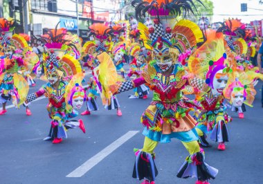 Bacolod, Filipinler - 27 Ekim 2019 'da Bacolod Filipinler' de düzenlenen Masskara Festivali katılımcıları. Masskara, her dört Ekim Pazar günü düzenlenen yıllık bir festivaldir.