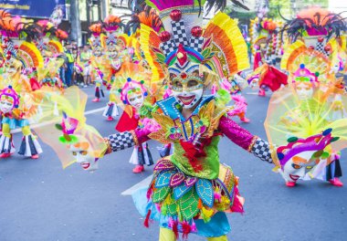 Bacolod, Filipinler - 27 Ekim 2019 'da Bacolod Filipinler' de düzenlenen Masskara Festivali katılımcıları. Masskara, her dört Ekim Pazar günü düzenlenen yıllık bir festivaldir.