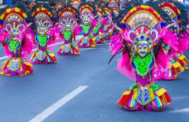 Bacolod, Filipinler - 27 Ekim 2019 'da Bacolod Filipinler' de düzenlenen Masskara Festivali katılımcıları. Masskara, her dört Ekim Pazar günü düzenlenen yıllık bir festivaldir.