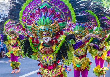 Bacolod, Filipinler - 27 Ekim 2019 'da Bacolod Filipinler' de düzenlenen Masskara Festivali katılımcıları. Masskara, her dört Ekim Pazar günü düzenlenen yıllık bir festivaldir.