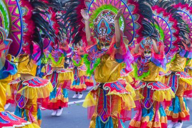 Bacolod, Filipinler - 27 Ekim 2019 'da Bacolod Filipinler' de düzenlenen Masskara Festivali katılımcıları. Masskara, her dört Ekim Pazar günü düzenlenen yıllık bir festivaldir.