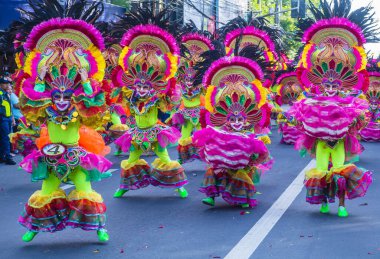 Bacolod, Filipinler - 27 Ekim 2019 'da Bacolod Filipinler' de düzenlenen Masskara Festivali katılımcıları. Masskara, her dört Ekim Pazar günü düzenlenen yıllık bir festivaldir.