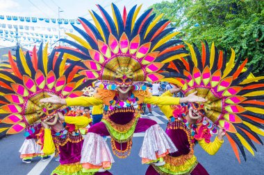 Bacolod, Filipinler - 27 Ekim 2019 'da Bacolod Filipinler' de düzenlenen Masskara Festivali katılımcıları. Masskara, her dört Ekim Pazar günü düzenlenen yıllık bir festivaldir.