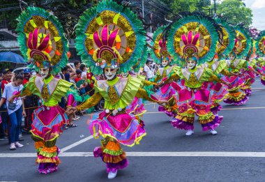 Bacolod, Filipinler - 27 Ekim 2019 'da Bacolod Filipinler' de düzenlenen Masskara Festivali katılımcıları. Masskara, her dört Ekim Pazar günü düzenlenen yıllık bir festivaldir.