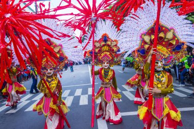 Bacolod, Filipinler - 27 Ekim 2019 'da Bacolod Filipinler' de düzenlenen Masskara Festivali katılımcıları. Masskara, her dört Ekim Pazar günü düzenlenen yıllık bir festivaldir.
