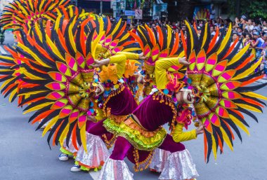 Bacolod, Filipinler - 27 Ekim 2019 'da Bacolod Filipinler' de düzenlenen Masskara Festivali katılımcıları. Masskara, her dört Ekim Pazar günü düzenlenen yıllık bir festivaldir.
