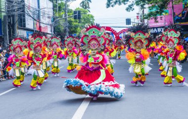 Bacolod, Filipinler - 27 Ekim 2019 'da Bacolod Filipinler' de düzenlenen Masskara Festivali katılımcıları. Masskara, her dört Ekim Pazar günü düzenlenen yıllık bir festivaldir.