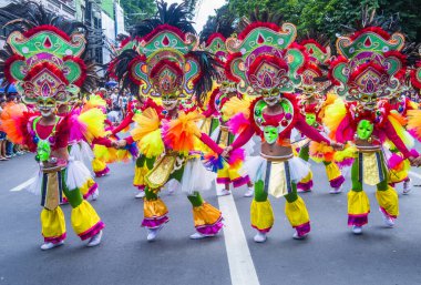 Bacolod, Filipinler - 27 Ekim 2019 'da Bacolod Filipinler' de düzenlenen Masskara Festivali katılımcıları. Masskara, her dört Ekim Pazar günü düzenlenen yıllık bir festivaldir.