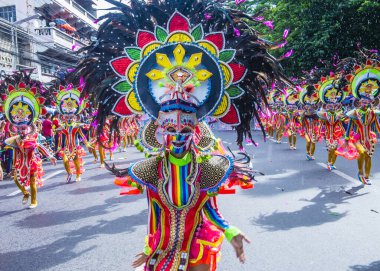 Bacolod, Filipinler - 27 Ekim 2019 'da Bacolod Filipinler' de düzenlenen Masskara Festivali katılımcıları. Masskara, her dört Ekim Pazar günü düzenlenen yıllık bir festivaldir.