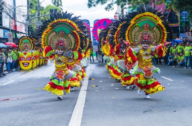 Bacolod, Filipinler - 27 Ekim 2019 'da Bacolod Filipinler' de düzenlenen Masskara Festivali katılımcıları. Masskara, her dört Ekim Pazar günü düzenlenen yıllık bir festivaldir.