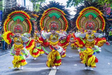 Bacolod, Filipinler - 27 Ekim 2019 'da Bacolod Filipinler' de düzenlenen Masskara Festivali katılımcıları. Masskara, her dört Ekim Pazar günü düzenlenen yıllık bir festivaldir.