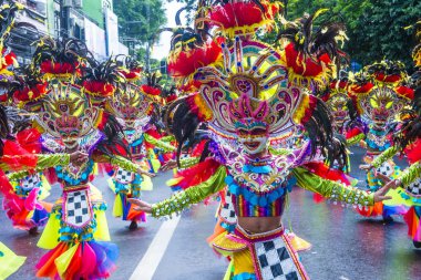 Bacolod, Filipinler - 27 Ekim 2019 'da Bacolod Filipinler' de düzenlenen Masskara Festivali katılımcıları. Masskara, her dört Ekim Pazar günü düzenlenen yıllık bir festivaldir.