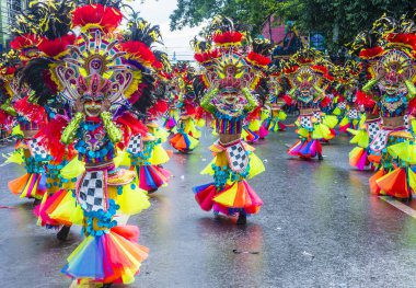 Bacolod, Filipinler - 27 Ekim 2019 'da Bacolod Filipinler' de düzenlenen Masskara Festivali katılımcıları. Masskara, her dört Ekim Pazar günü düzenlenen yıllık bir festivaldir.