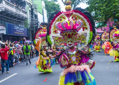 Bacolod, Filipinler - 27 Ekim 2019 'da Bacolod Filipinler' de düzenlenen Masskara Festivali katılımcıları. Masskara, her dört Ekim Pazar günü düzenlenen yıllık bir festivaldir.