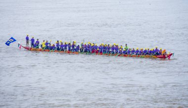 Phnom Penh, Kamboçya - 11 Kasım 2019 tarihinde Tonle Sap nehrinde tekne yarışı. Tekne yarışları Kamboçya 'daki Su Festivali' nin bir parçası.
