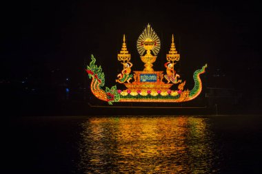 Phnom Penh, Kamboçya - 11 Kasım 2019 'da Phnom Penh Kamboçya' da aydınlatma şamandırası. Kamboçya 'da düzenlenen Su Festivali' nin bir parçası.