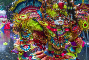 Bacolod, Filipinler - 27 Ekim 2019 'da Bacolod Filipinler' de düzenlenen Masskara Festivali katılımcıları. Masskara, her dört Ekim Pazar günü düzenlenen yıllık bir festivaldir.