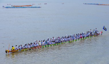 Phnom Penh, Kamboçya - 11 Kasım 2019 tarihinde Tonle Sap nehrinde tekne yarışı. Tekne yarışları Kamboçya 'daki Su Festivali' nin bir parçası.
