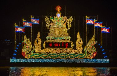 Phnom Penh, Kamboçya - 11 Kasım 2019 'da Phnom Penh Kamboçya' da aydınlatma şamandırası. Kamboçya 'da düzenlenen Su Festivali' nin bir parçası.