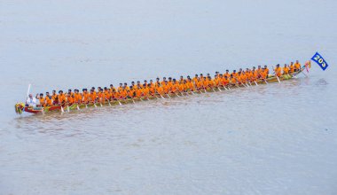 Phnom Penh, Kamboçya - 11 Kasım 2019 tarihinde Tonle Sap nehrinde tekne yarışı. Tekne yarışları Kamboçya 'daki Su Festivali' nin bir parçası.
