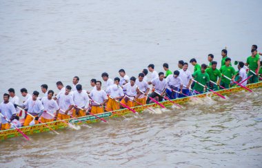 Phnom Penh, Kamboçya - 11 Kasım 2019 tarihinde Tonle Sap nehrinde tekne yarışı. Tekne yarışları Kamboçya 'daki Su Festivali' nin bir parçası.