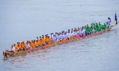 Phnom Penh, Kamboçya - 11 Kasım 2019 tarihinde Tonle Sap nehrinde tekne yarışı. Tekne yarışları Kamboçya 'daki Su Festivali' nin bir parçası.